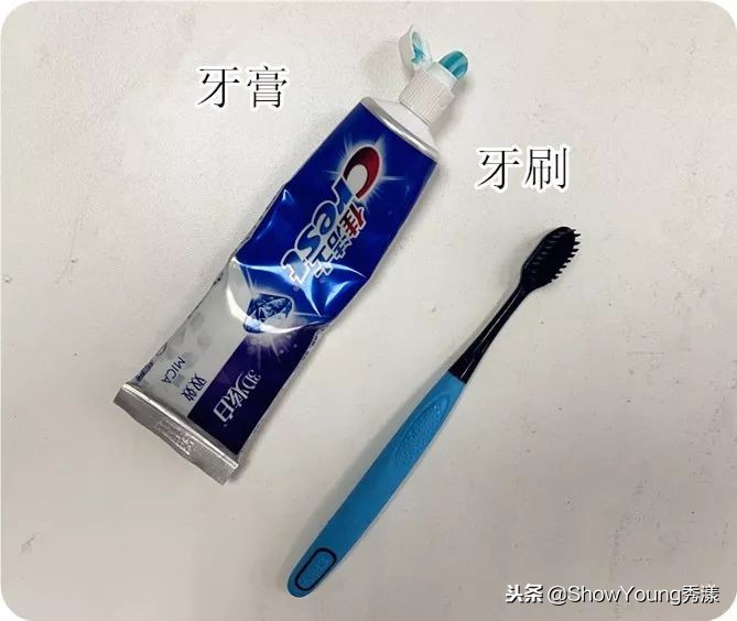 白鞋子脏了怎么洗简单,鞋子脏了别直接用清水洗