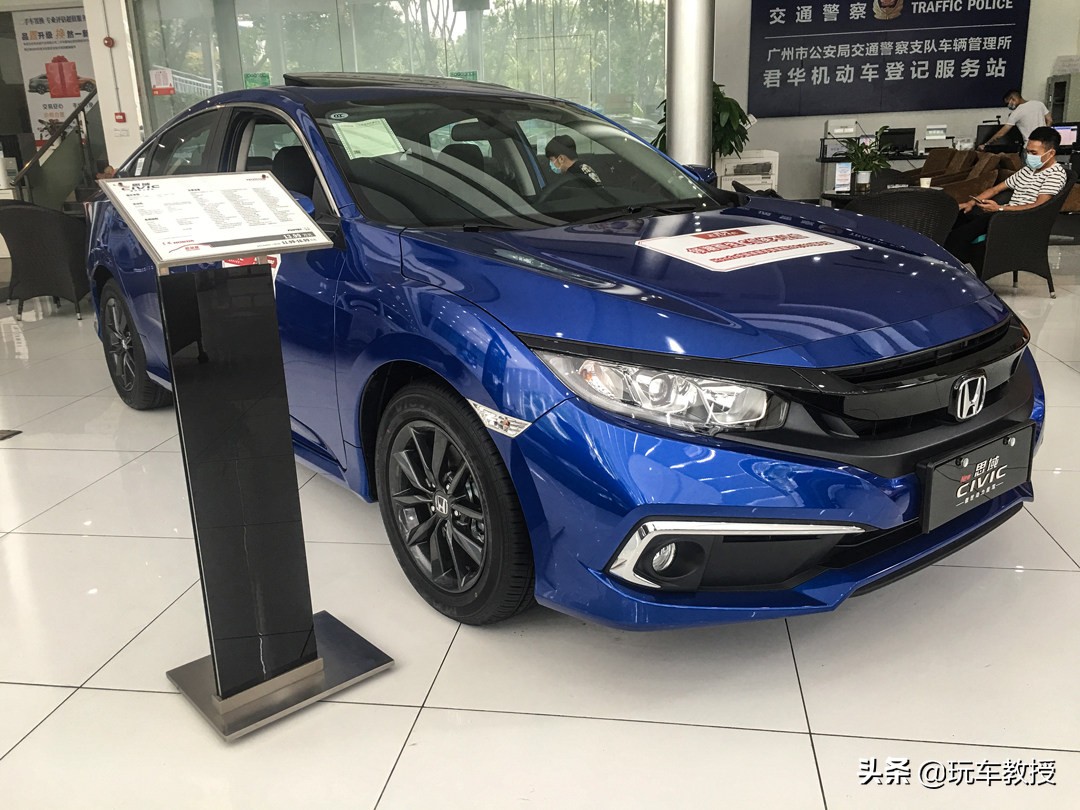 教授探店：相差1235元，加钱上宝马还是直接思域顶配？