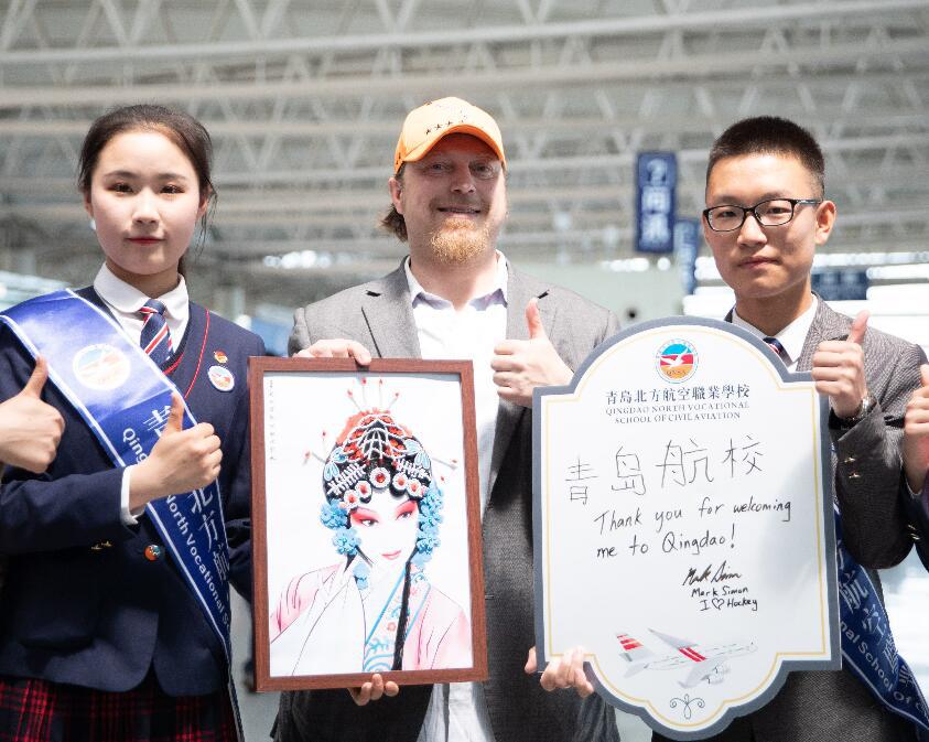 机场空少空姐快闪小苹果,中国空少空姐进机场震撼场面