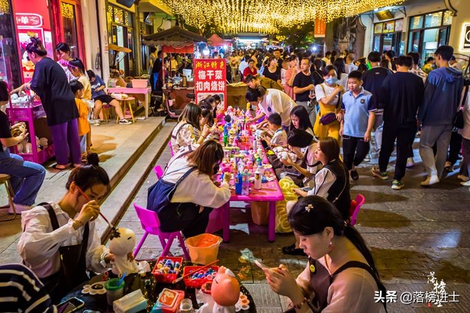 安徽滁州有一座定远古城，有1500多年历史，晚上比白天还热闹