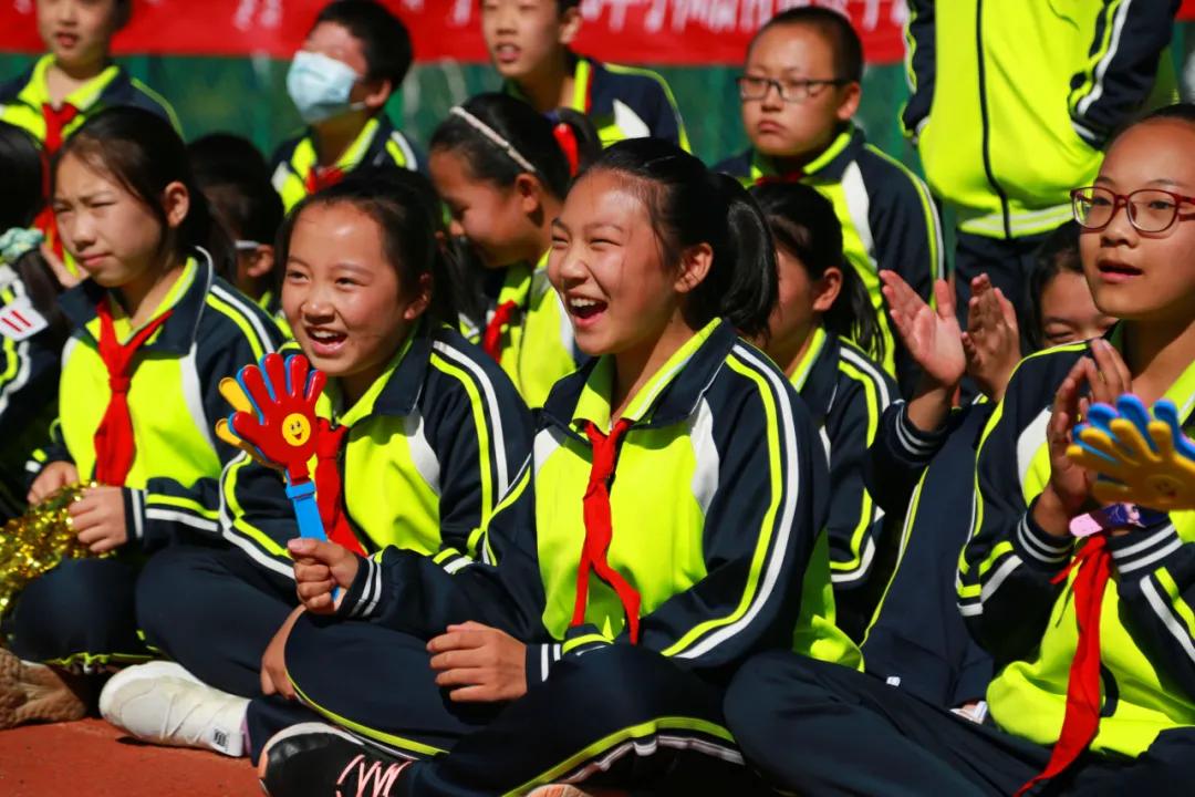 青少年校园足球联赛拉开帷幕,快乐足球追逐梦想放飞未来