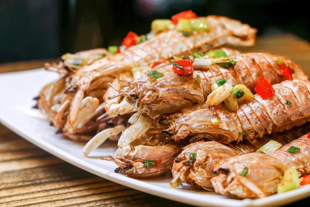 夏天海鲜皮皮虾吃起来快速剥壳,皮皮虾正确剥来吃的方法