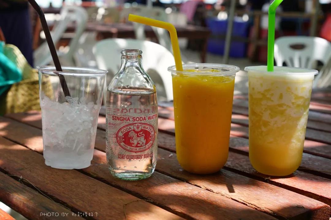 美国艺术家老夫妇定居苏梅岛十年，教游客画垃圾桶，唤醒环保意识