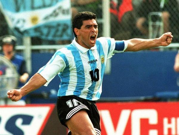 实况足球马拉多纳连续突破过人,实况足球传奇后腰坎比亚索