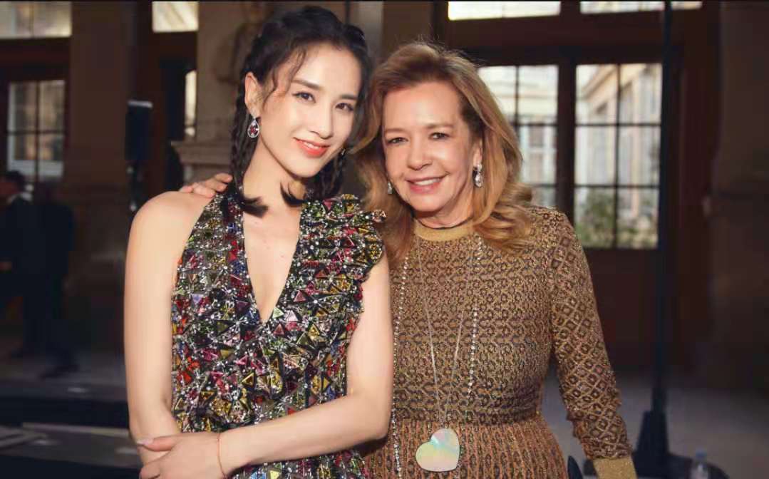 36岁黄圣依惊艳出场,黄圣依深v吊带裙