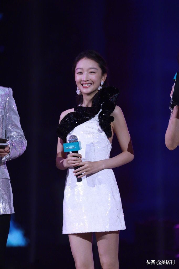 周冬雨黑色礼服写真凹造型,周冬雨身材娇小可爱十分美丽动人