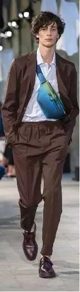 “誒，把你做的男装趋势笔记借我抄下”