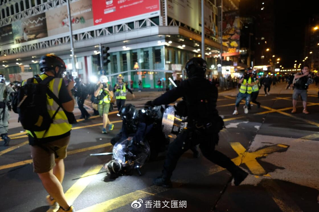 最新：香港警方旺角清场！暴徒竟拆*旗国**升“独”旗