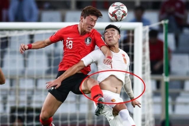 国足炸裂名场面,国足出丑瞬间视频