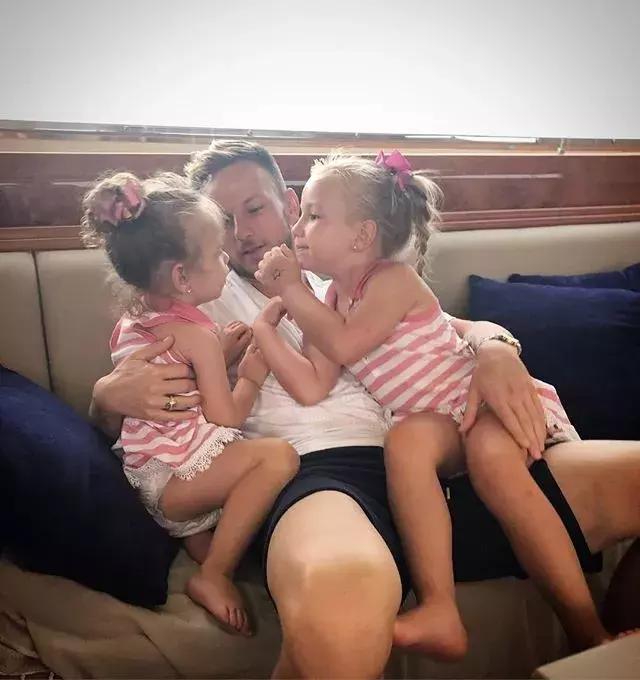 你们在此不要动,爸爸们去场边喝喝茶