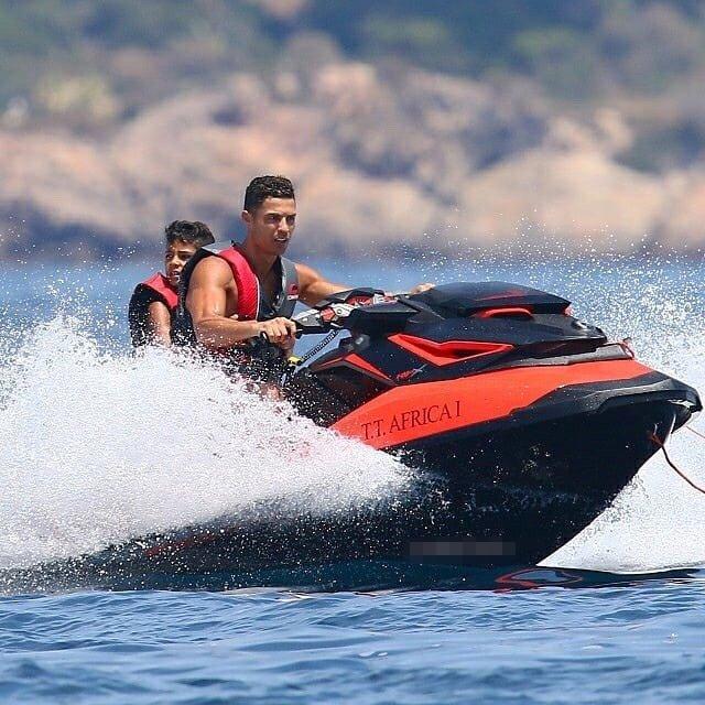 真的会玩！C罗度假尝试新花样，开摩托艇带着迷你罗大海里狂飙
