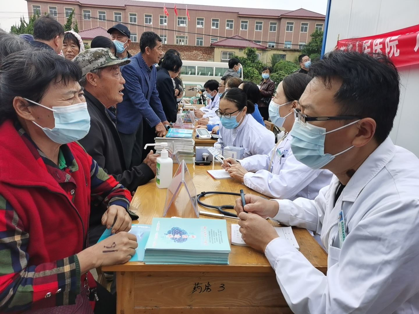 为群众办实事活动进社区,走村入户办实事田间地头谋振兴