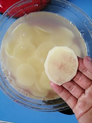 自制炸薯片变酸了,怎样炸薯片才能把薯片炸得嘎嘣脆