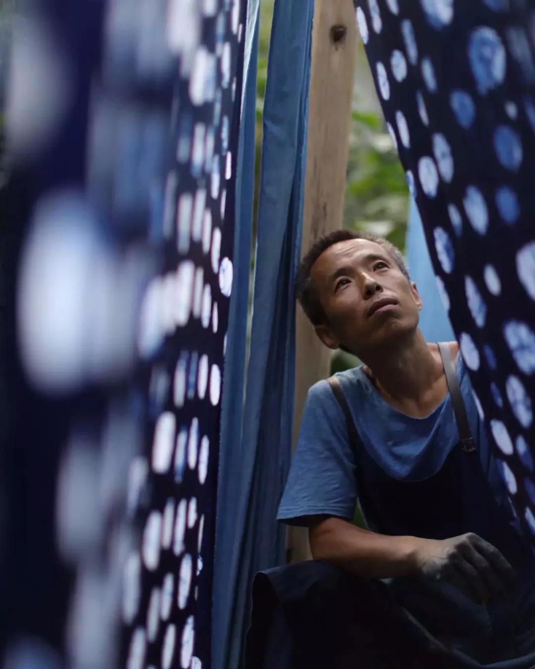 租下城郊200㎡小院，和陌生人一起生活5年：唱歌、染布、盖树屋