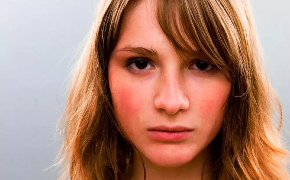 害羞脸红到发紫,害羞脸红自己能感觉到吗