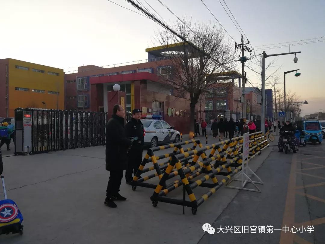 民警护学暖人心学校致谢送锦旗,警校共建合力打造平安校园获锦旗