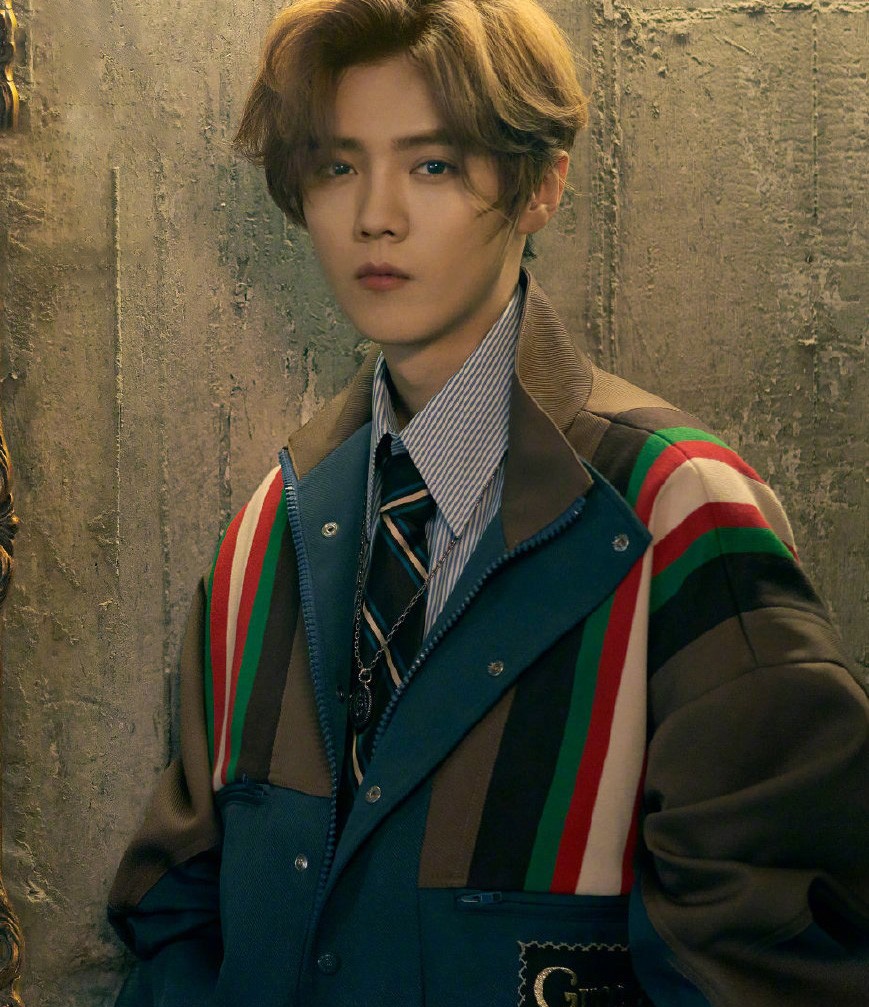 牛仔单品果真减龄，鹿晗牛仔外套搭条纹长裤，宛若少年模样