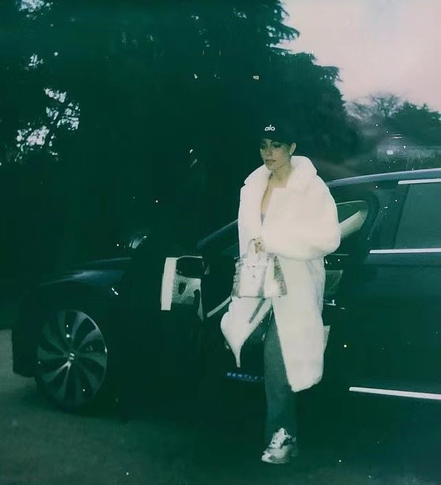 C罗小9岁未婚妻喜怀双胞胎!裹皮草大衣当阔太,孕肚掩不住马甲线