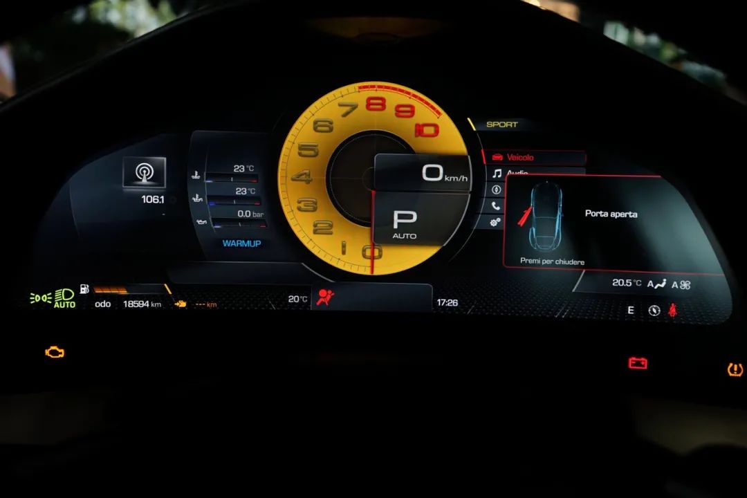 法拉利roma白外黑内,法拉利roma白色硬顶