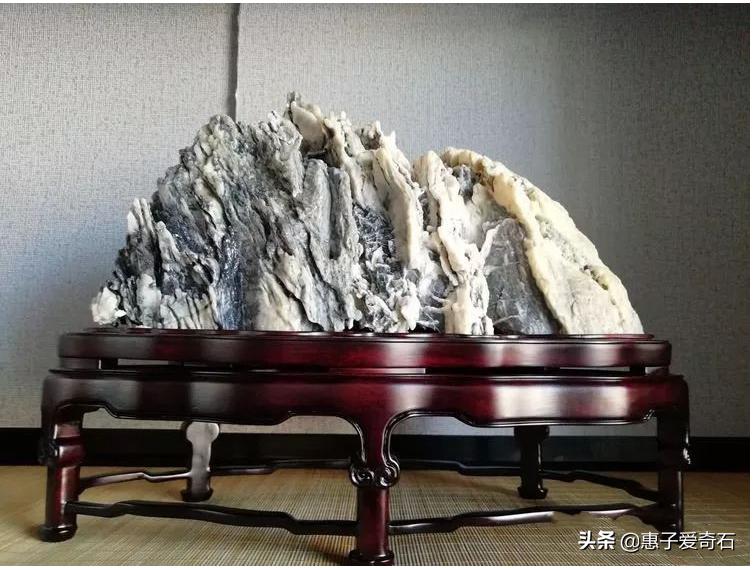 疆内观赏石,高价成交顶级带洞奇石