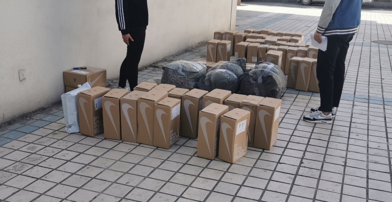 惊了！！某校同学中签无数拿鞋拿到手软