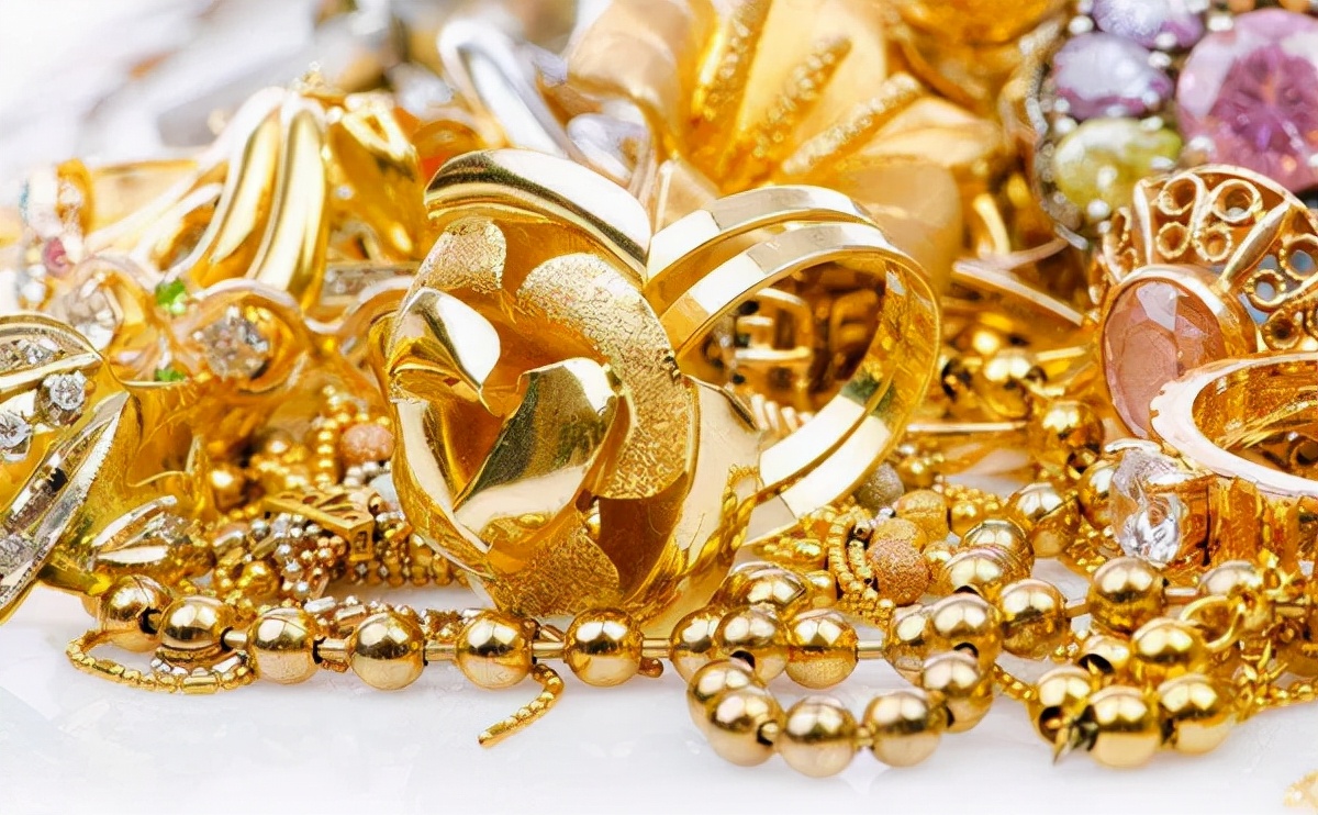个人大量购买黄金,一出手就买上百万的珠宝