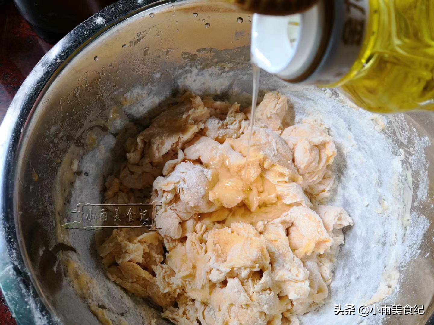 自己在家做烤面包超级简单,烤面包的过程真的很治愈