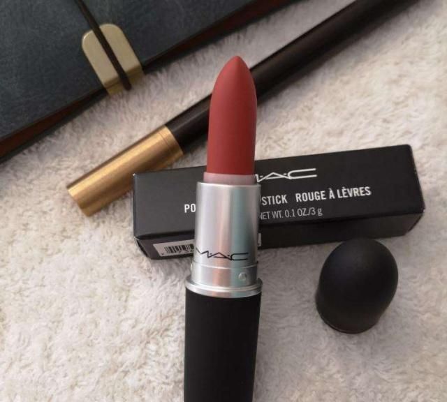 mac口红dozencarnations试色,mac最值得买的彩妆推荐