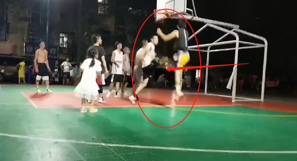 球场碰上恶意犯规暴力回击的球员,又见球场