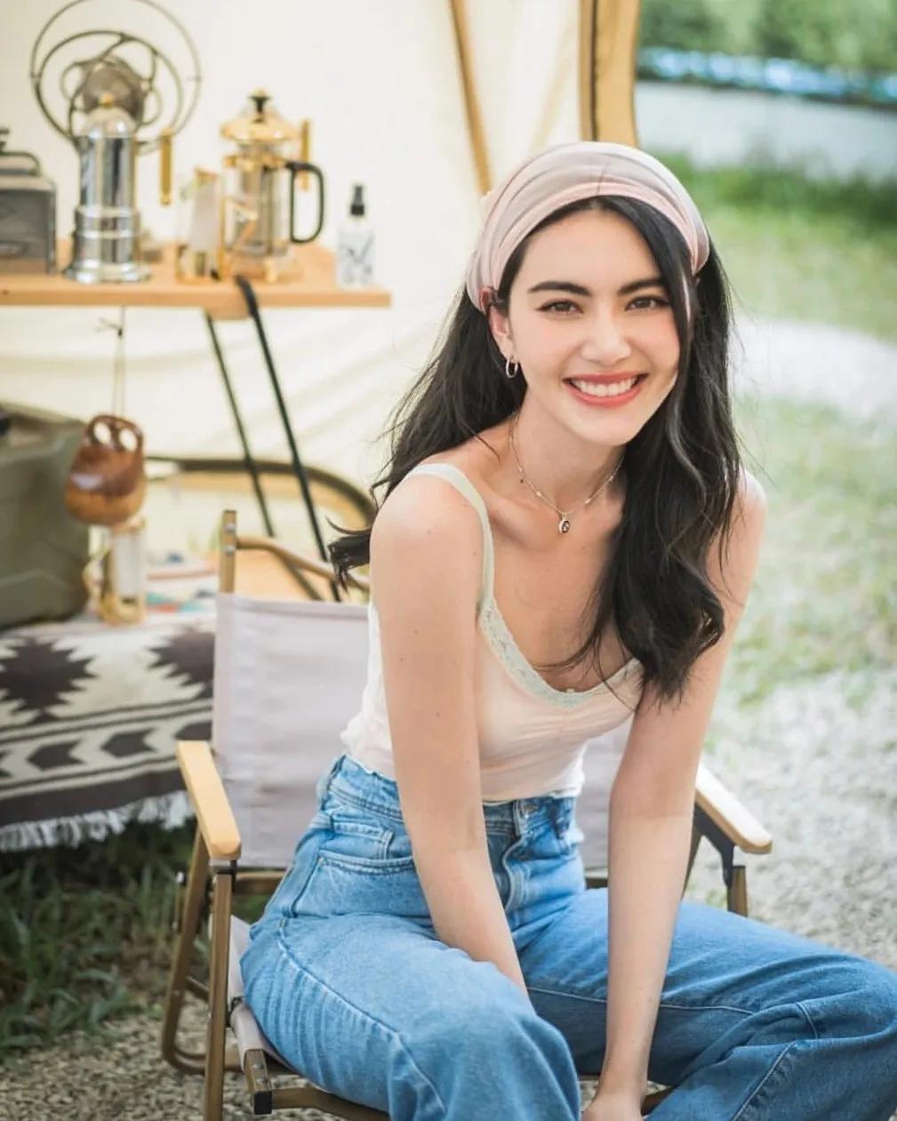 杨幂穿蕾丝大秀时尚身材,杨幂穿蓝色套裙现身狂秀竹竿腿