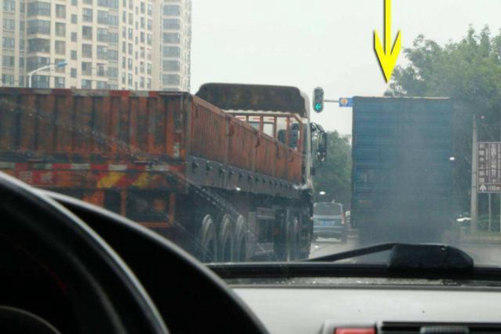 误闯红灯的正确做法,误闯红灯越过停止线停下会扣分吗