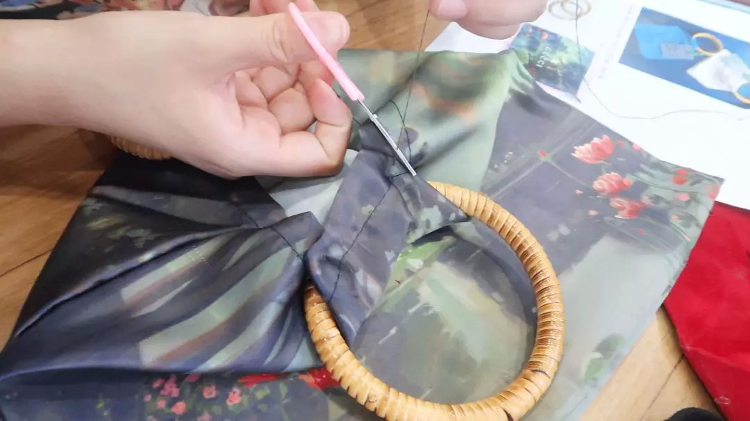 废旧纸袋如何做收纳包包,大牌纸袋斜挎包包改造教程