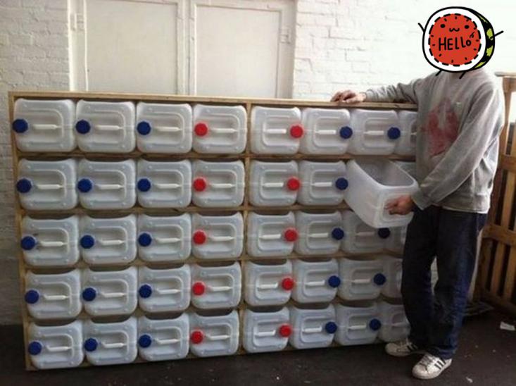 攒了40个塑料桶列成一摞，一格一格当储物柜用，没想到在小区火了