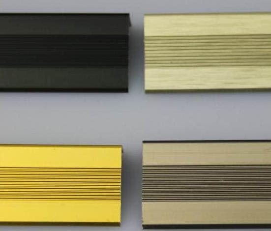 现在还有人客厅放地毯么,家里地毯脏了你会用什么方法清理