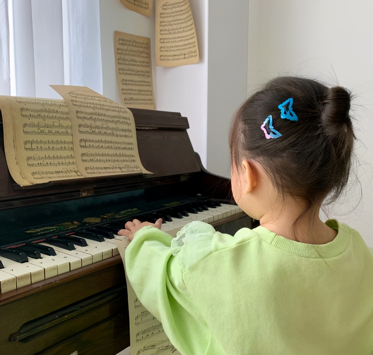 宝宝齐耳短发辫子简单洋气扎法,短发儿童麻花辫扎头发