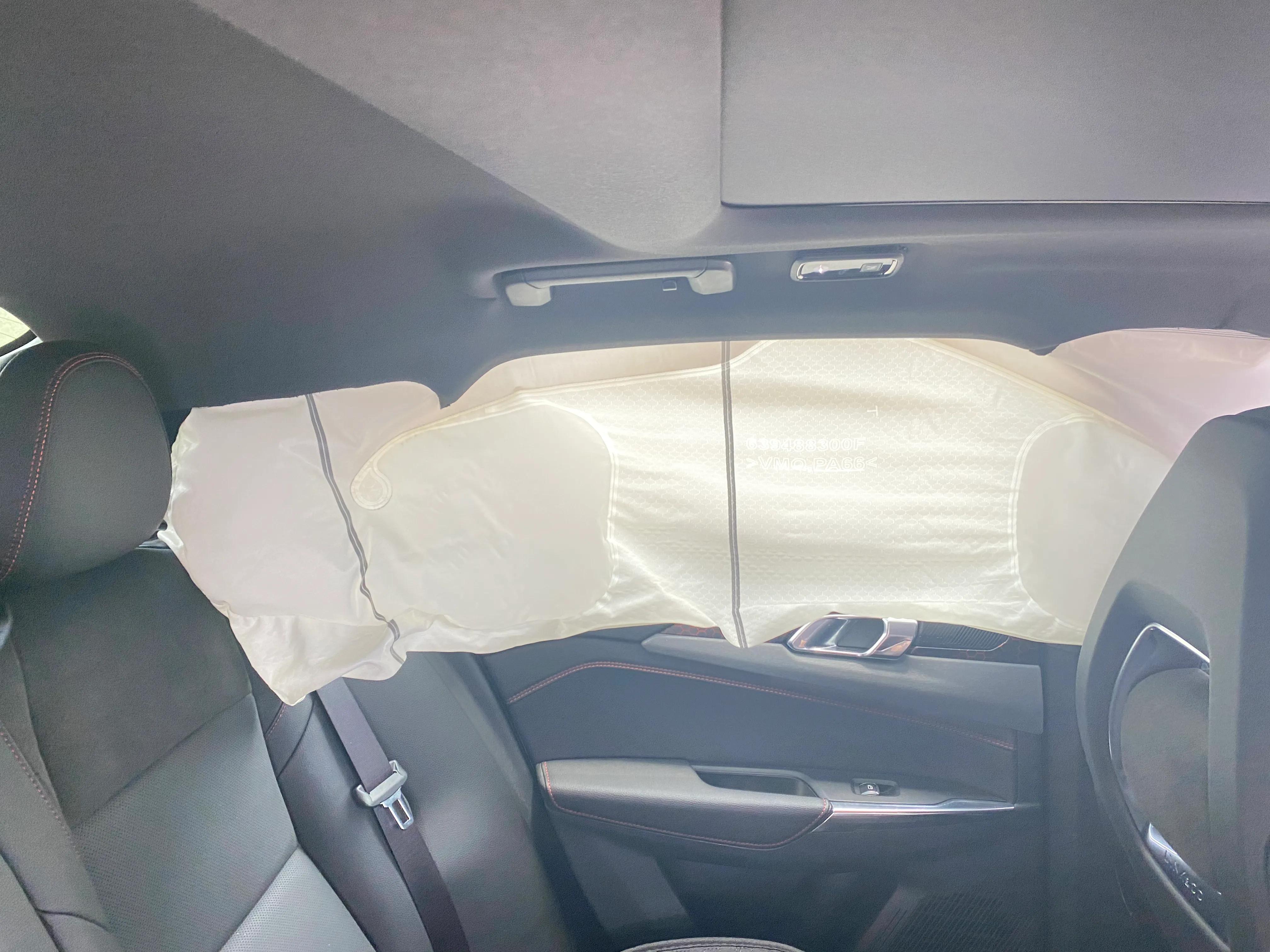 领克03低速行驶车辆无损伤无刮擦无碰撞弹出安全气囊并爆炸