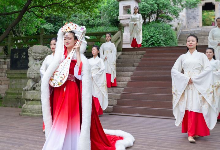 宜昌这个地方产美女，有一个大家都认识，现在还能让熊孩子涨知识