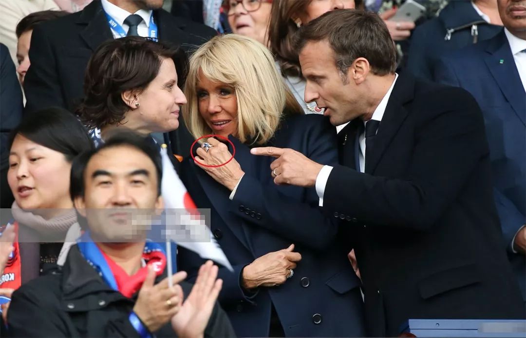 66岁法国第一夫人陪老公看球,双手抱胸气场足,马克龙竟变成陪衬
