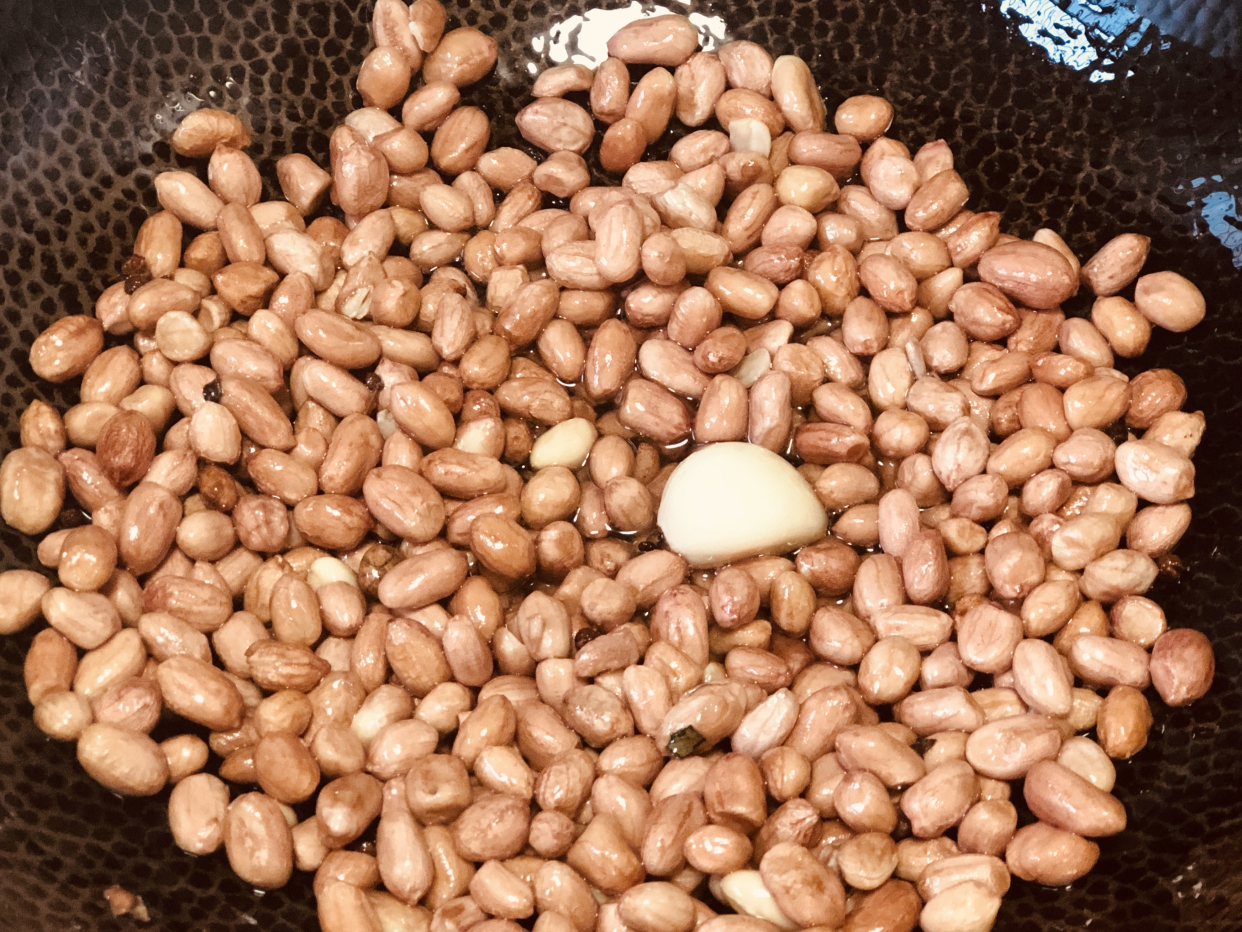 其实在炸花生米的时候是有技巧的,炸花生米放什么就能确定不会炸焦