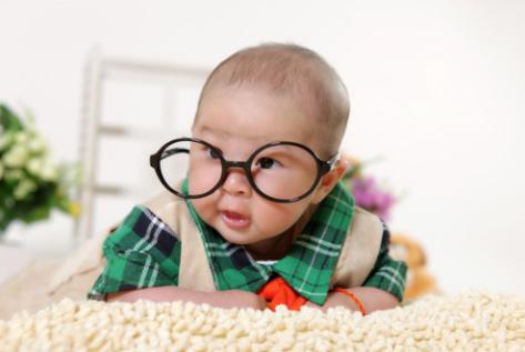 给孩子穿袜子光脚,周岁宝宝光脚丫好还是穿袜子好