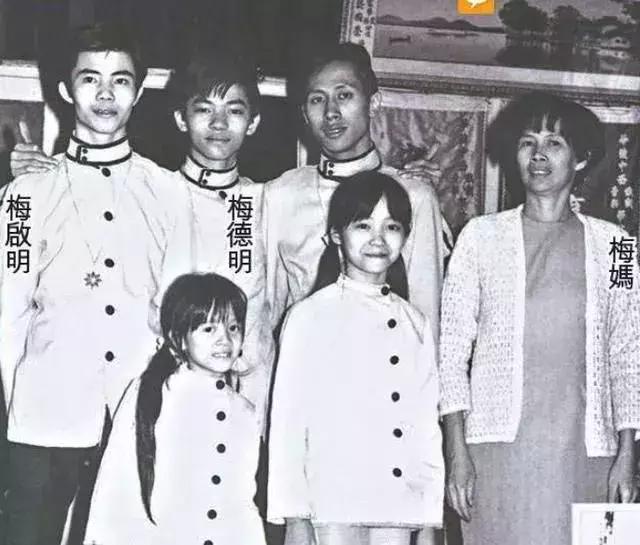 赵文卓梅艳芳扶灵,梅艳芳扶灵赵文卓