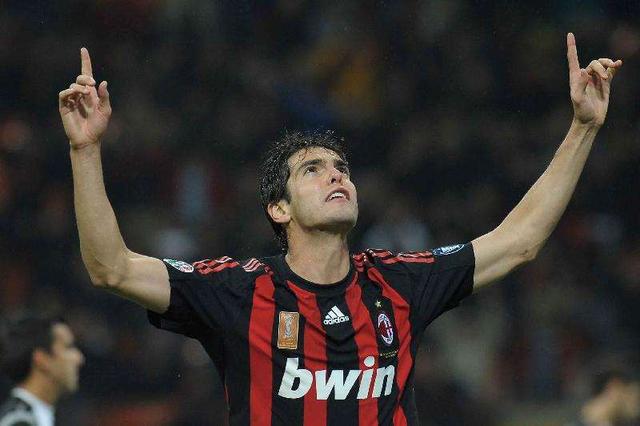 绿茵场庆祝动作,绿茵信仰进三个球庆祝动作