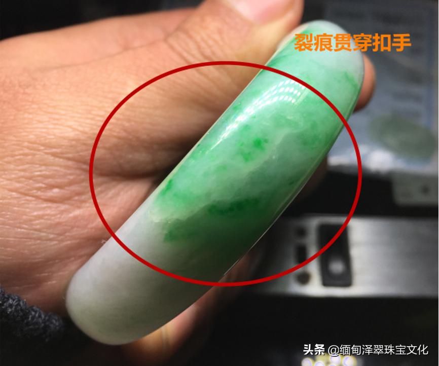 还在纠结选什么颜色,翡翠的棉纹跟裂的区别