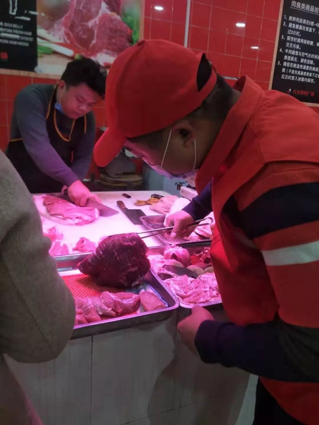 小区物业为业主服务,小区物业人员辛苦了