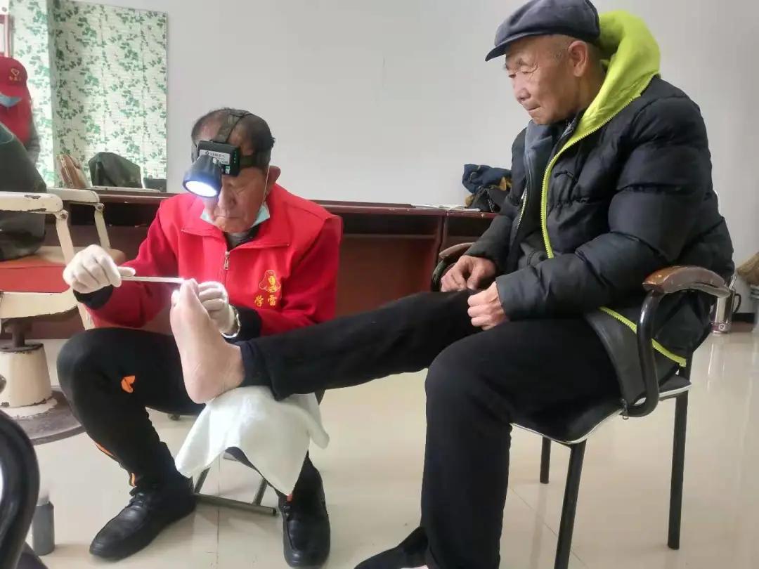 修脚服务送进敬老院,修脚师传播正能量