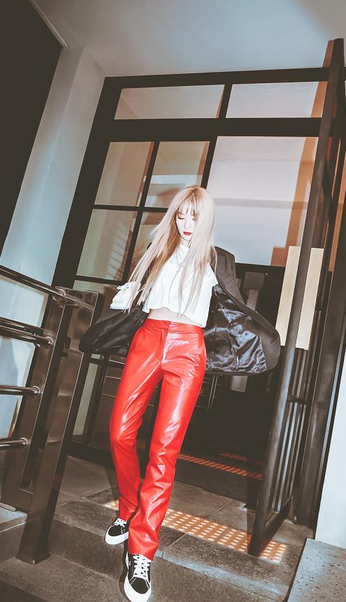 无回归抠脚状态，姜涩琪官宣奢侈品全球代言人，新品合作有排面