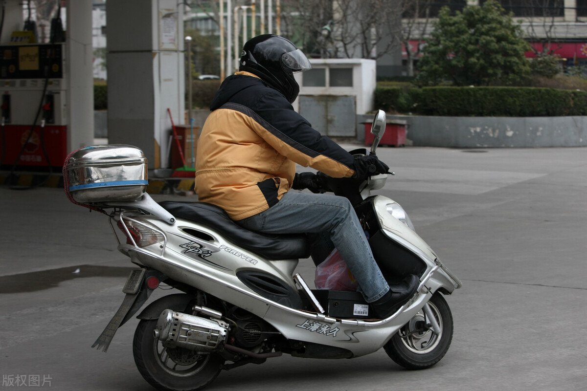 电动自行车下雨天充电安全吗,高温天注意电动自行车充电