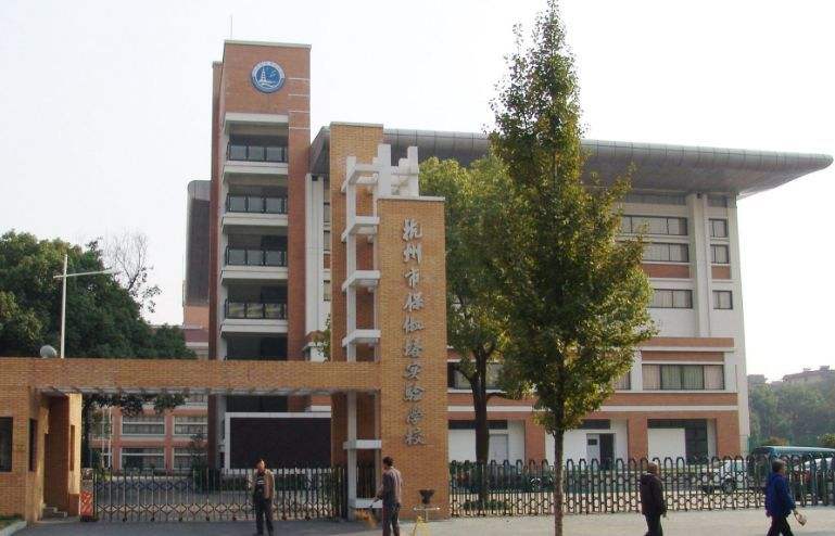 九年一贯制PK双优学区房,哪更香,二手房谁是白马谁是潜力股?