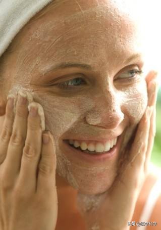 脸上有痘痘可以用去角质慕斯吗,脸上有痘痘可以用去角质啫喱吗