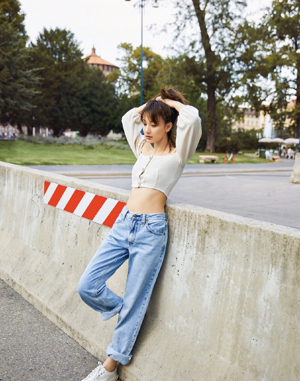 吴昕机场戴墨镜高清图片,吴昕穿黑色大衣图片